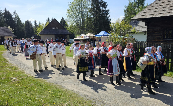 O symbolické otvorenie sa postaral slávnostný sprievod dedinou s hudobným doprovodom